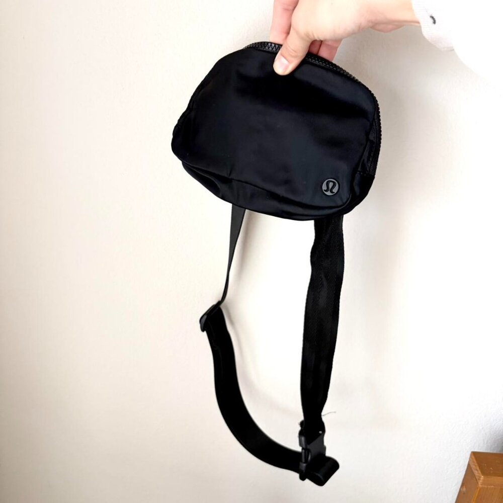 Lululemon black nylon crossbody fanny pack belt bag